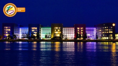 夜间倒映在水面上的办公楼群