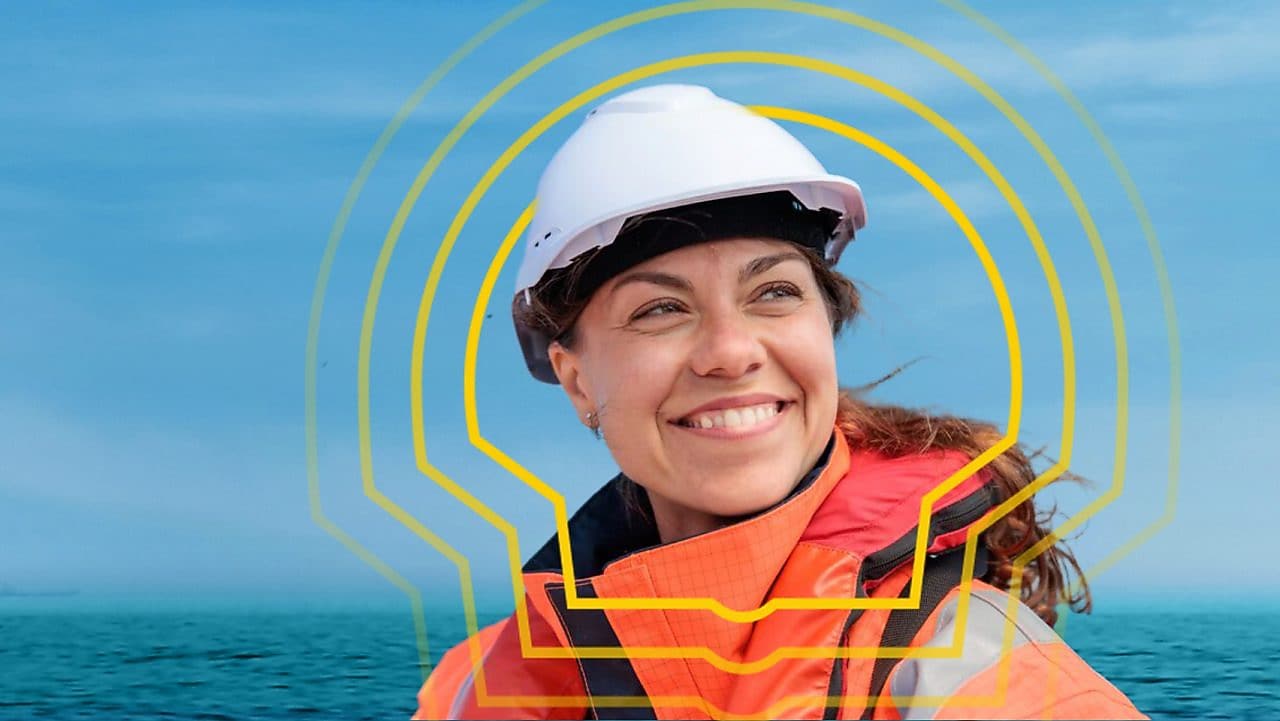 壳牌员工在户外工作