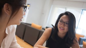 两名女士在办公室谈话