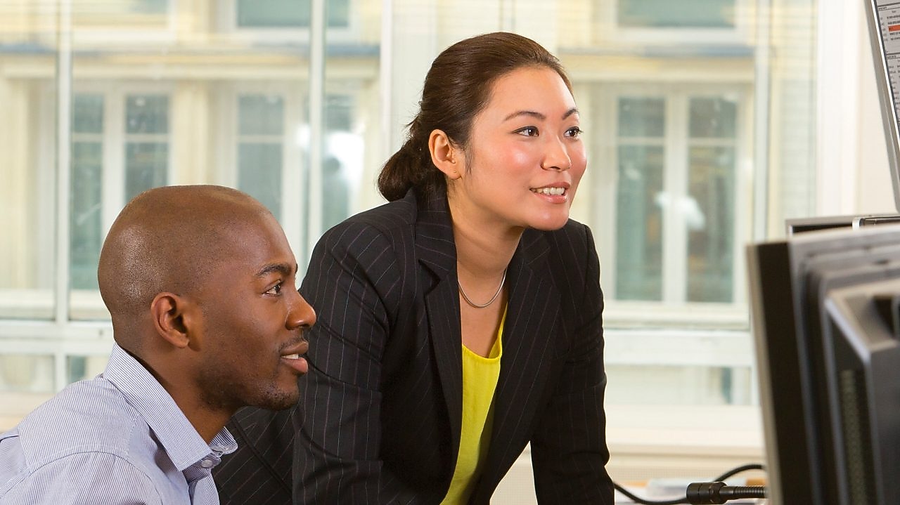 员工在电脑前工作