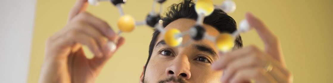 正在检查分子模型的年轻人