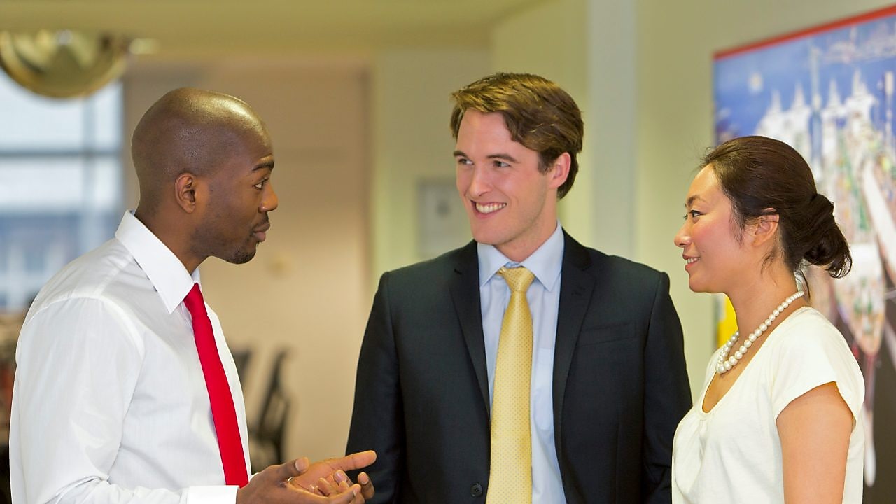 正在讨论工作的三名雇员