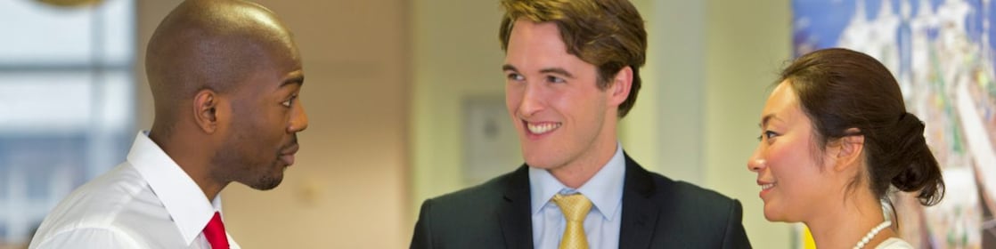 正在讨论工作的三名雇员