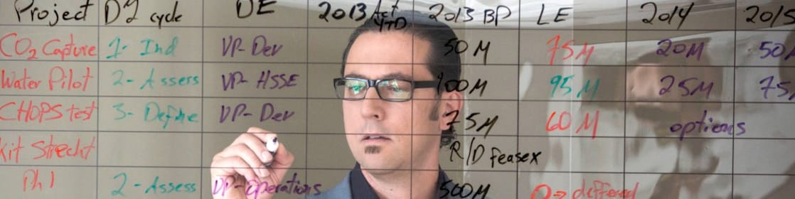 在透明板上写东西的员工