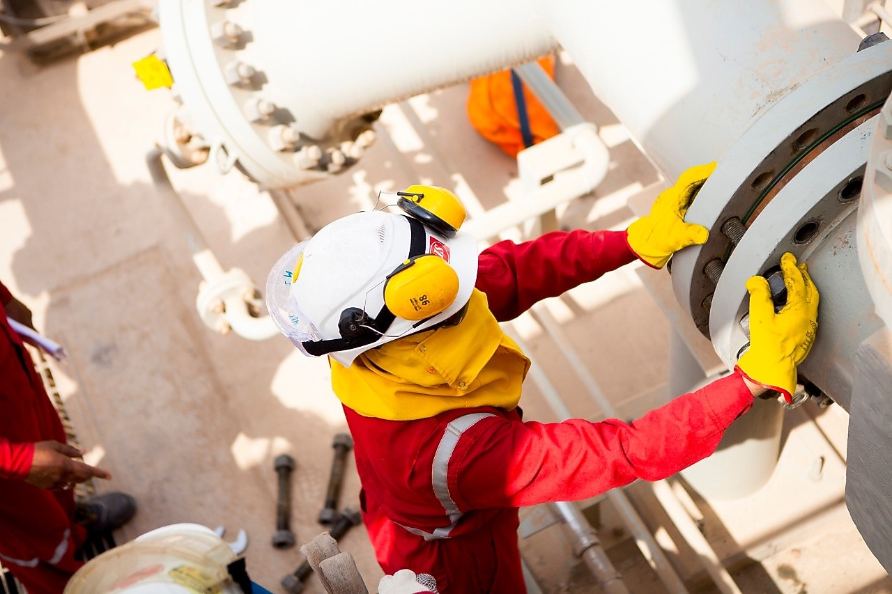 佩戴安全面具和手套的工人