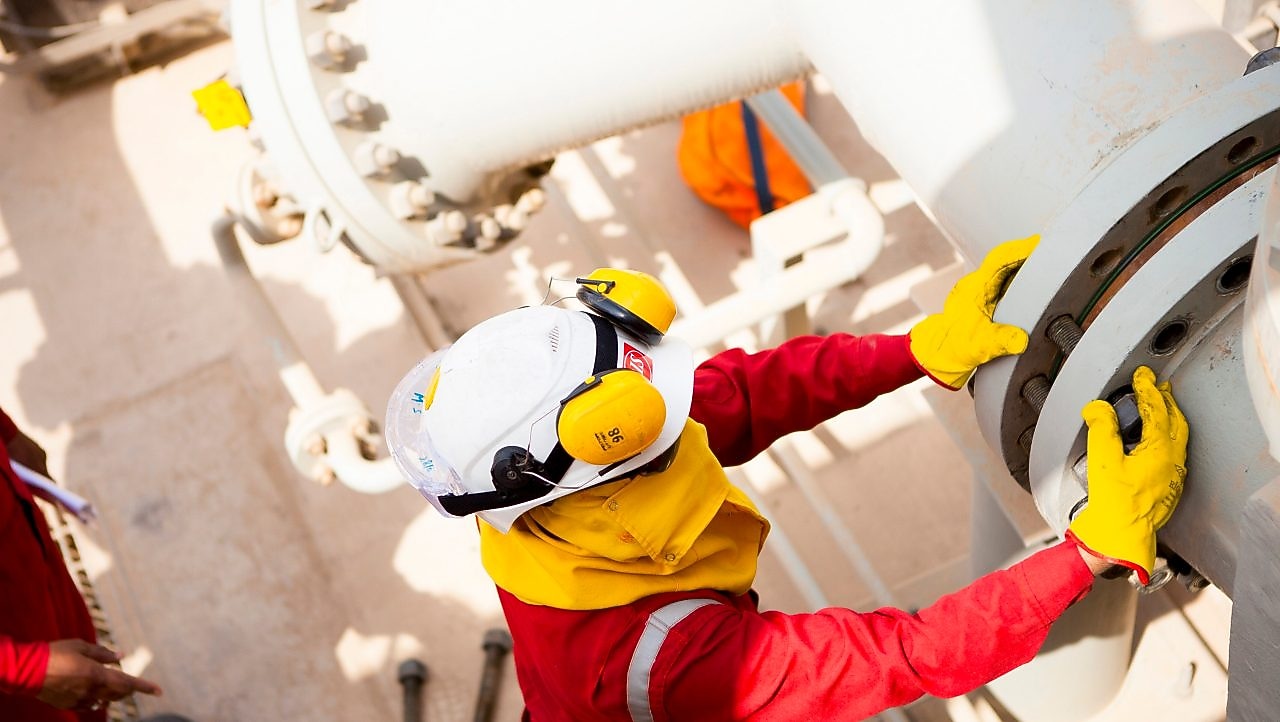 佩戴安全面具和手套的工人