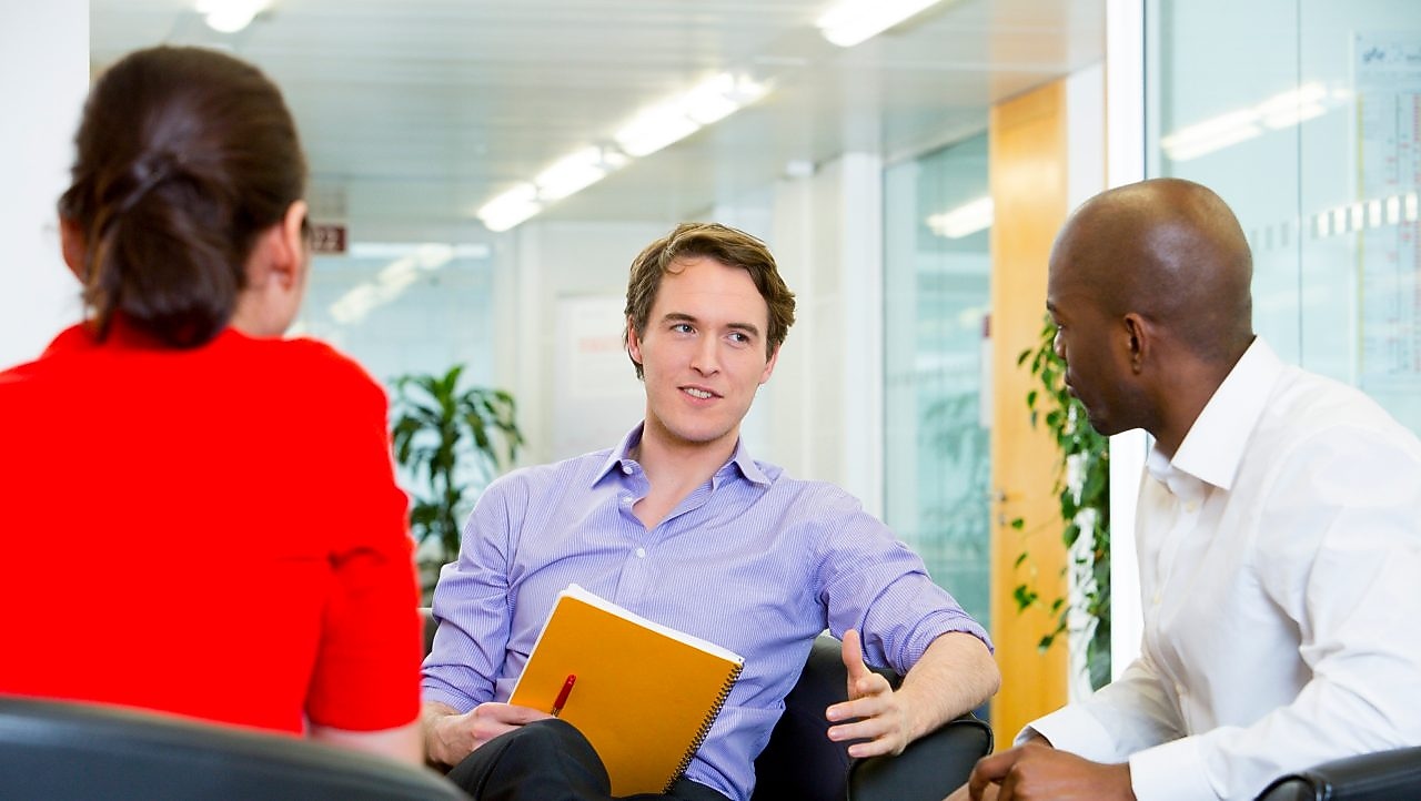 两名面试官正在面试一个应聘者