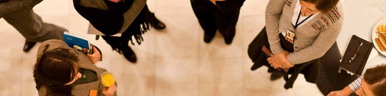 正在讨论的员工小组鸟瞰图