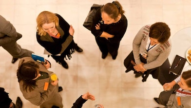 正在讨论的员工小组鸟瞰图