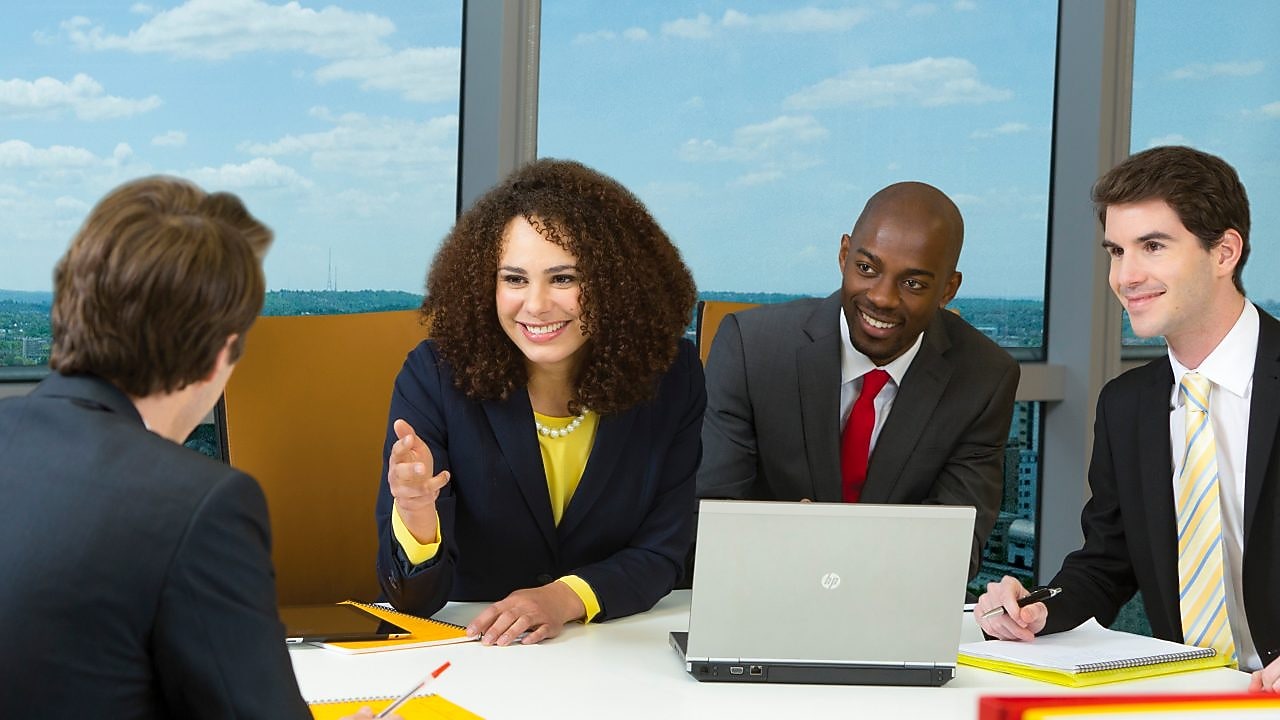 会议中的四名壳牌员工