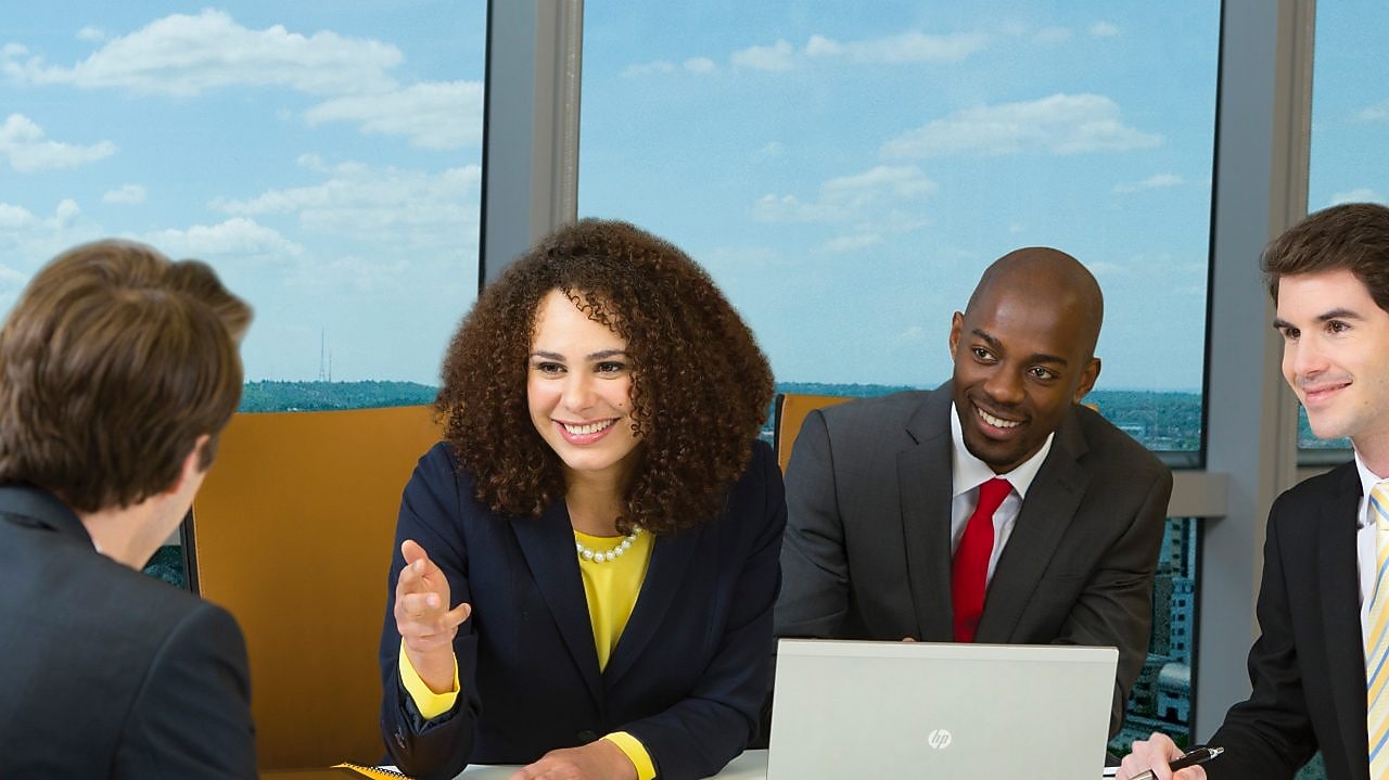 会议中的四名壳牌员工