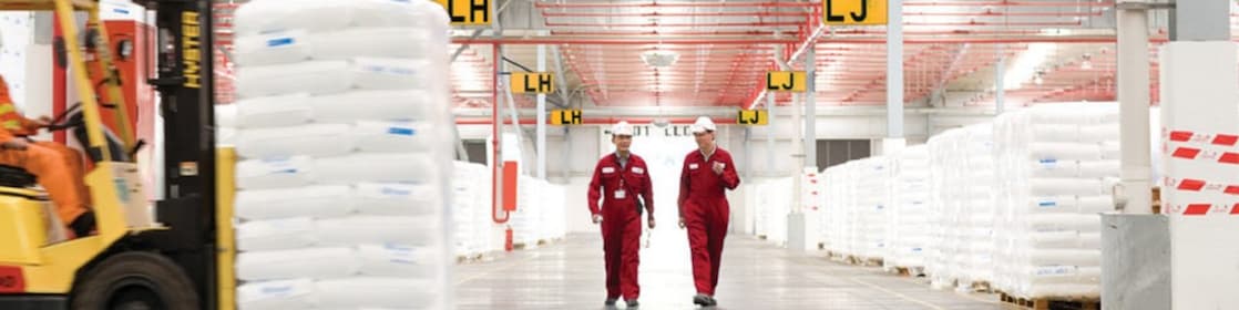 走在工厂里的两名员工