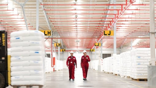 走在工厂里的两名员工