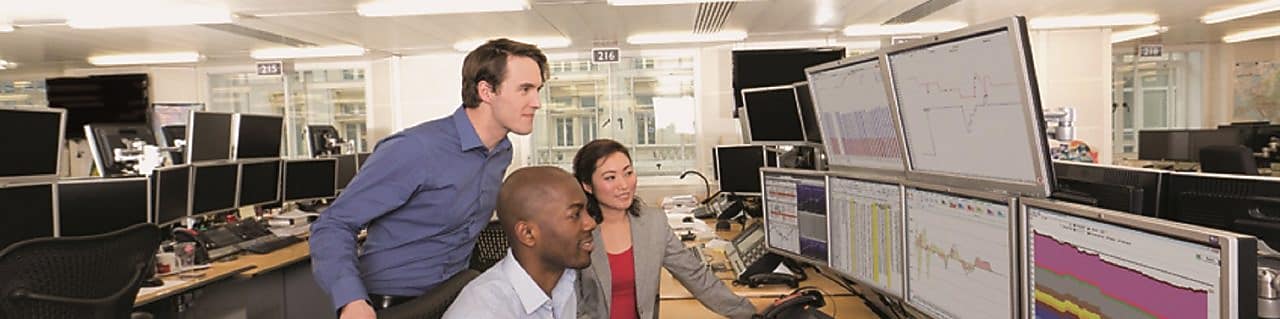 交易大厅的员工需要审查多个电脑屏幕上的数据。