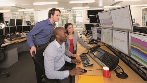 交易大厅的员工需要审查多个电脑屏幕上的数据。