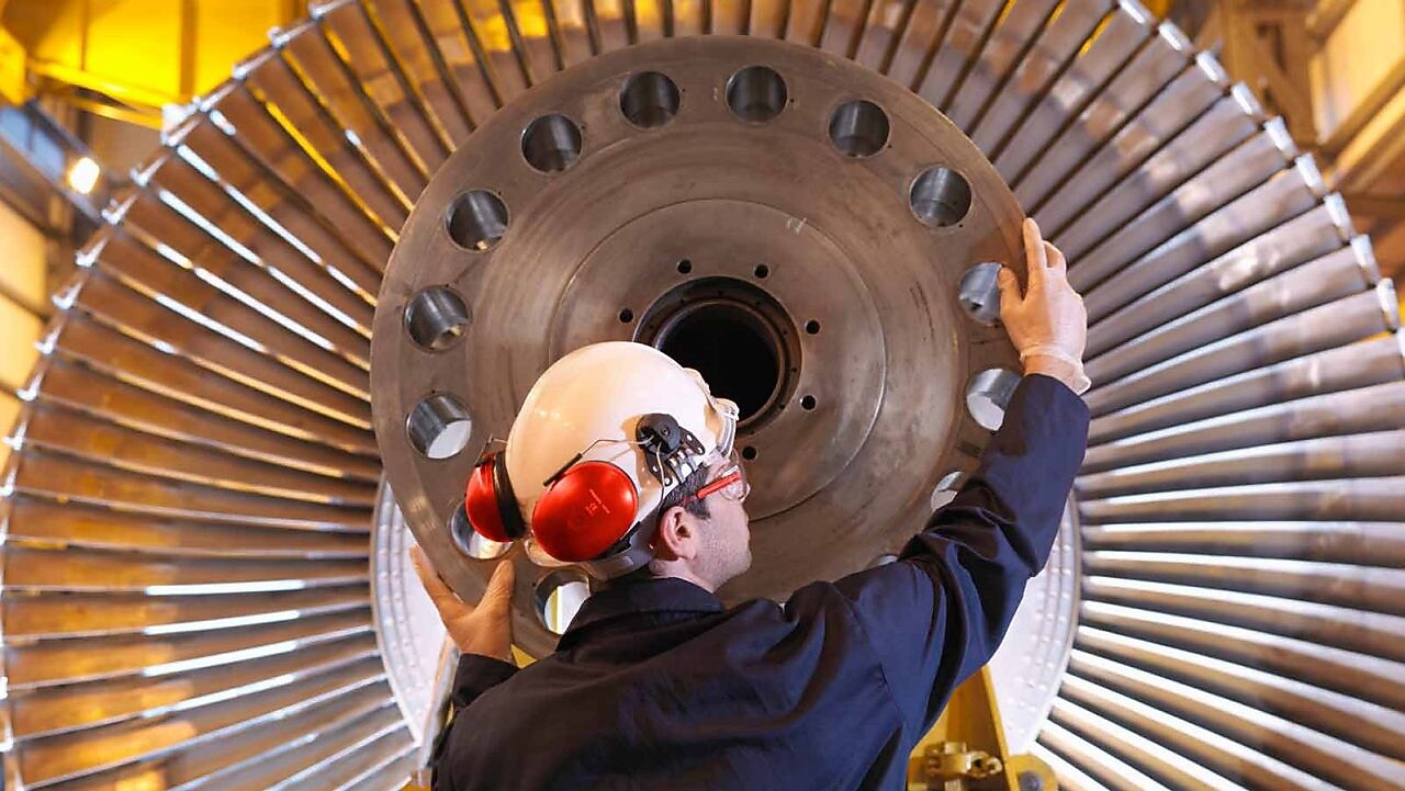 该领域的工程师正在移动一个沉重的机器轮毂