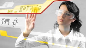 使用数字触摸屏工作的女士。