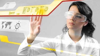 使用数字触摸屏工作的女士。
