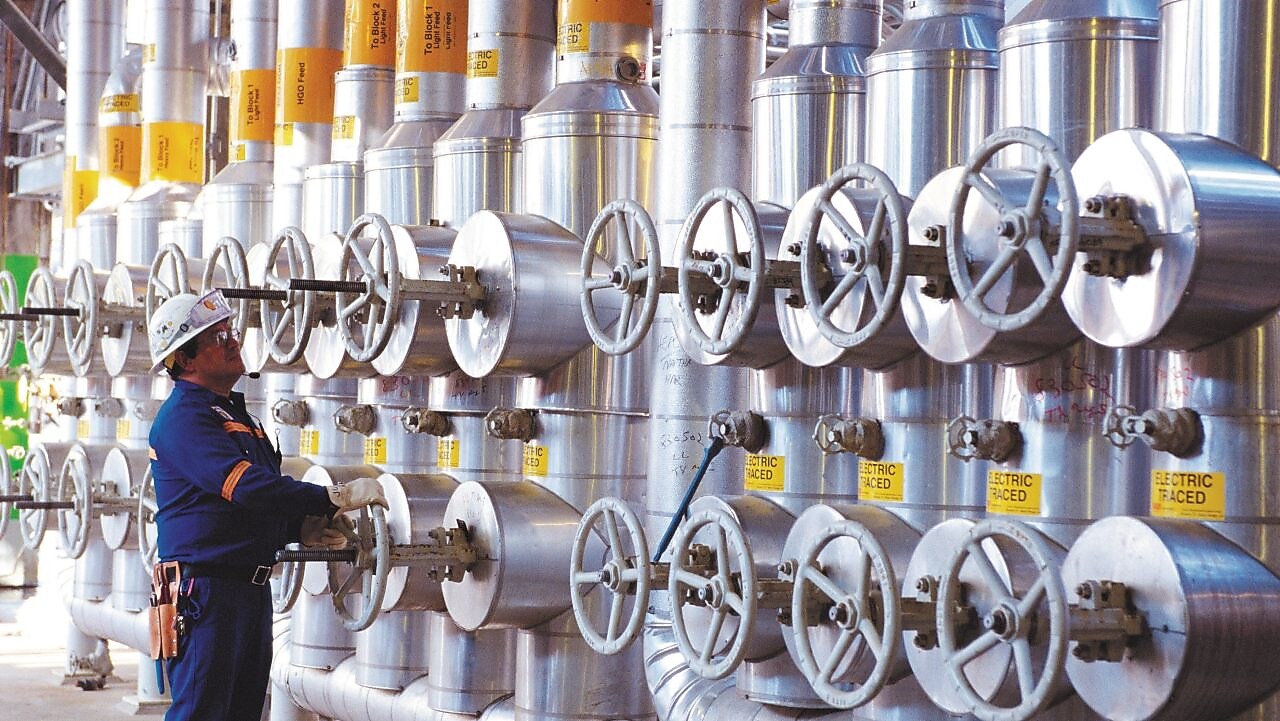 正在 OP-2 乙烯厂的进料总管旁边工作的工程师，Deer Park， 2004 年