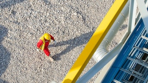 一家炼油厂内的壳牌工程师