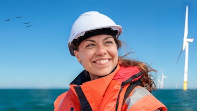 壳牌员工在户外工作