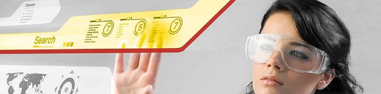 使用数字触摸屏工作的女士。