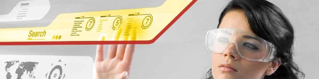 使用数字触摸屏工作的女士。