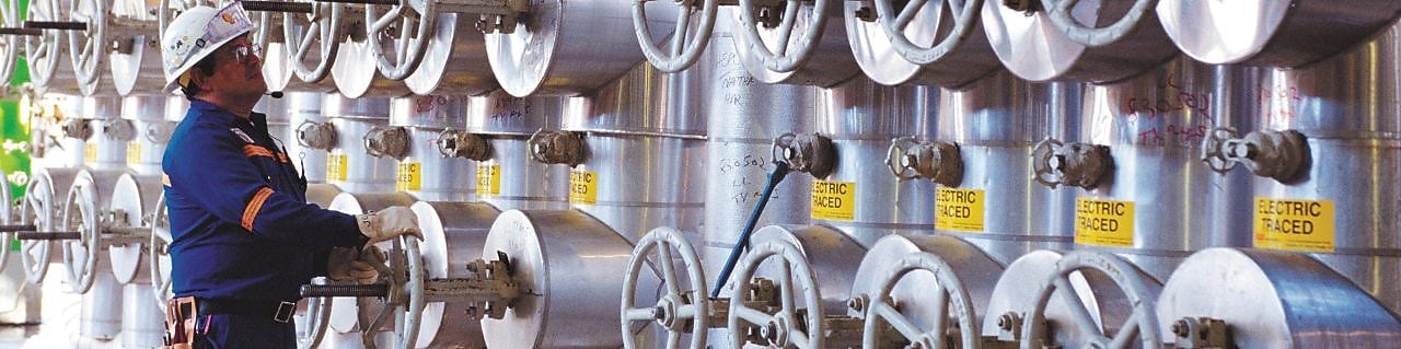 正在 OP-2 乙烯厂的进料总管上工作的工程师，Deer Park， 2004 年