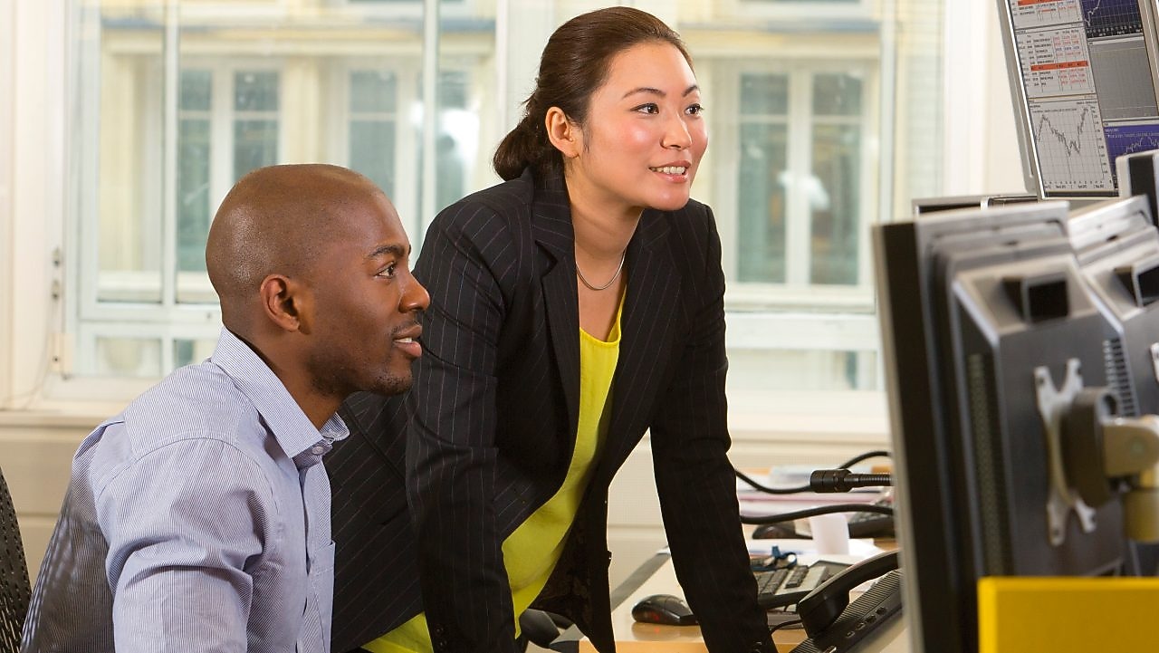 正在看电脑屏幕的员工