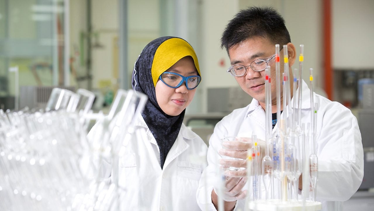 正在生产实验室里工作的两名员工