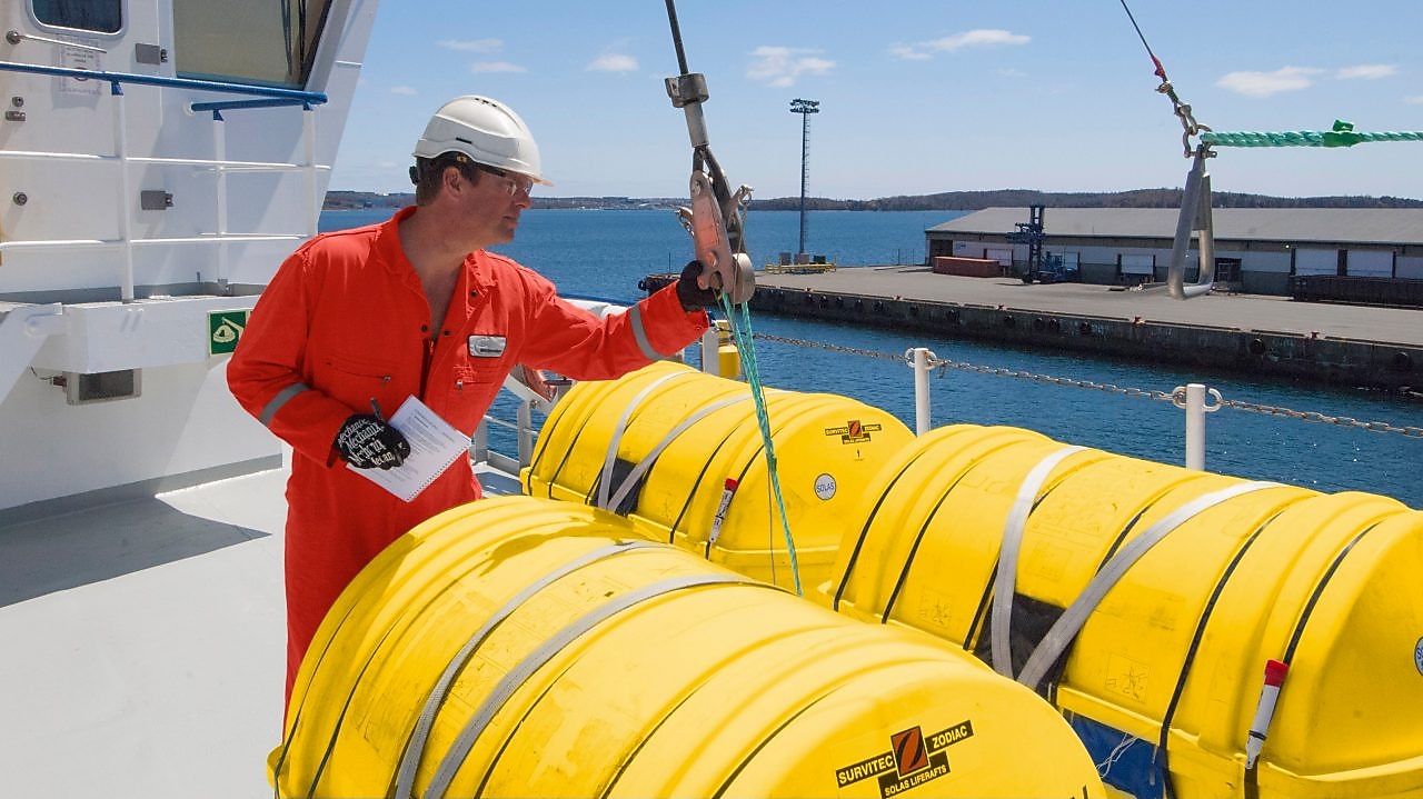 身着红色裙子站在那里的员工