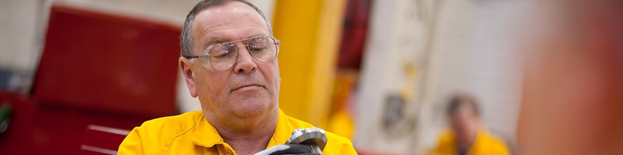 正在检查一件设备的工人