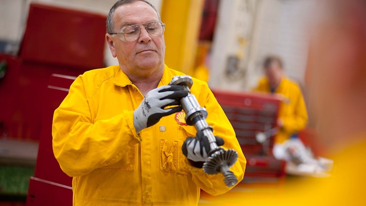 正在检查一件设备的工人 