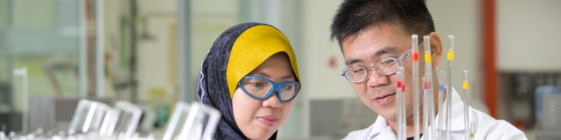 正在生产实验室里工作的两名员工