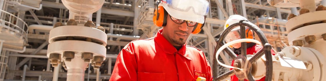 正在检查阀门的工人