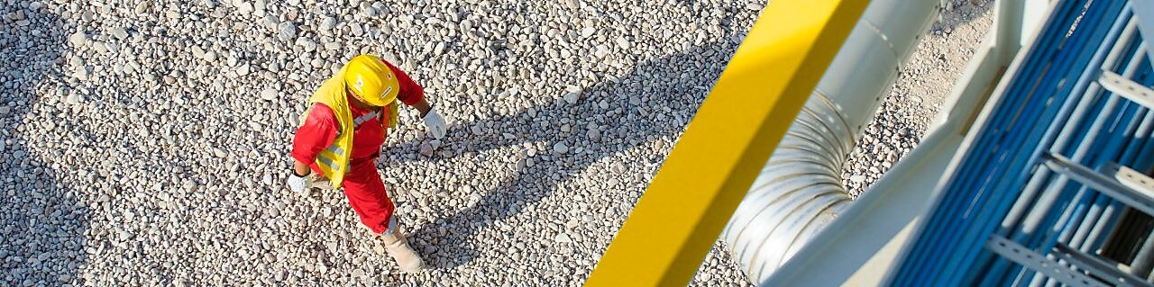 一家炼油厂内的壳牌工程师