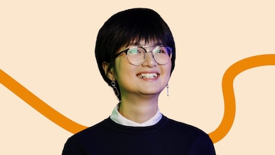 在白板前面微笑的亚裔女企业家的特写