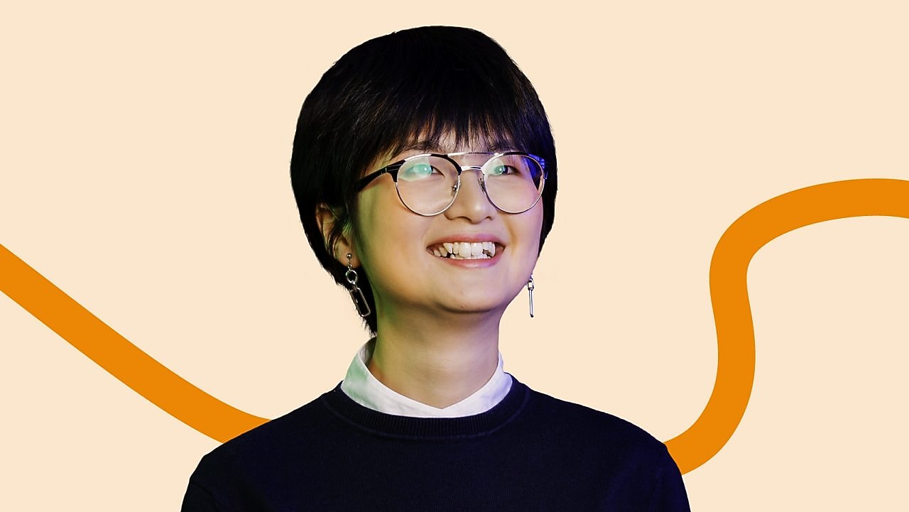 在白板前面微笑的亚裔女企业家的特写