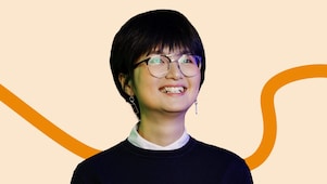 在白板前面微笑的亚裔女企业家的特写