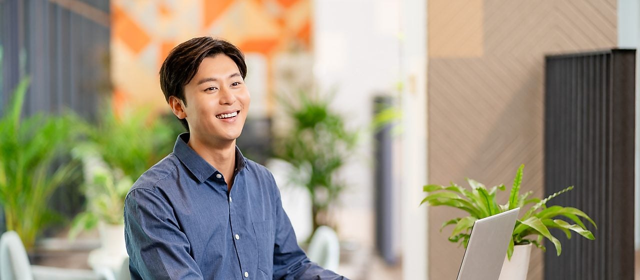 微笑的壳牌女性员工