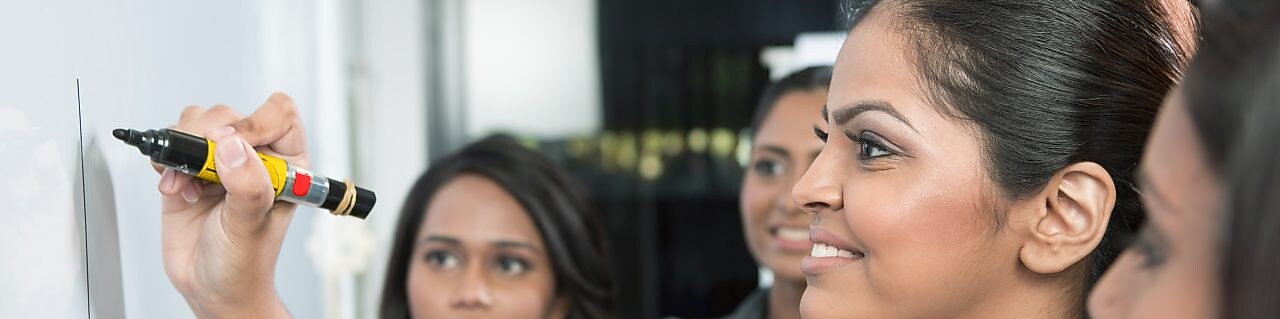 业务负责人正在白板上写东西