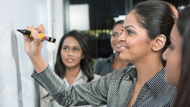 业务负责人正在白板上写东西