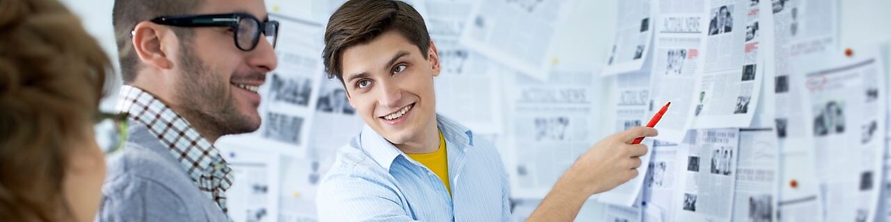 正在做业务演示的男子