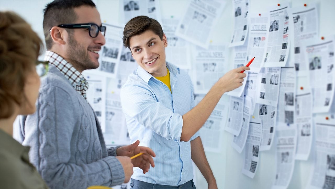 正在做业务演示的男子