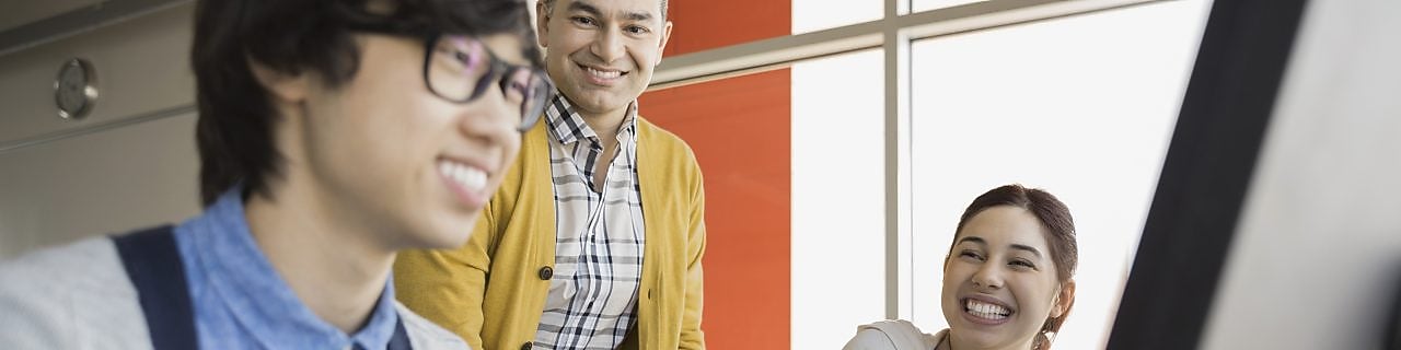 计算机实验室里的学生和老师