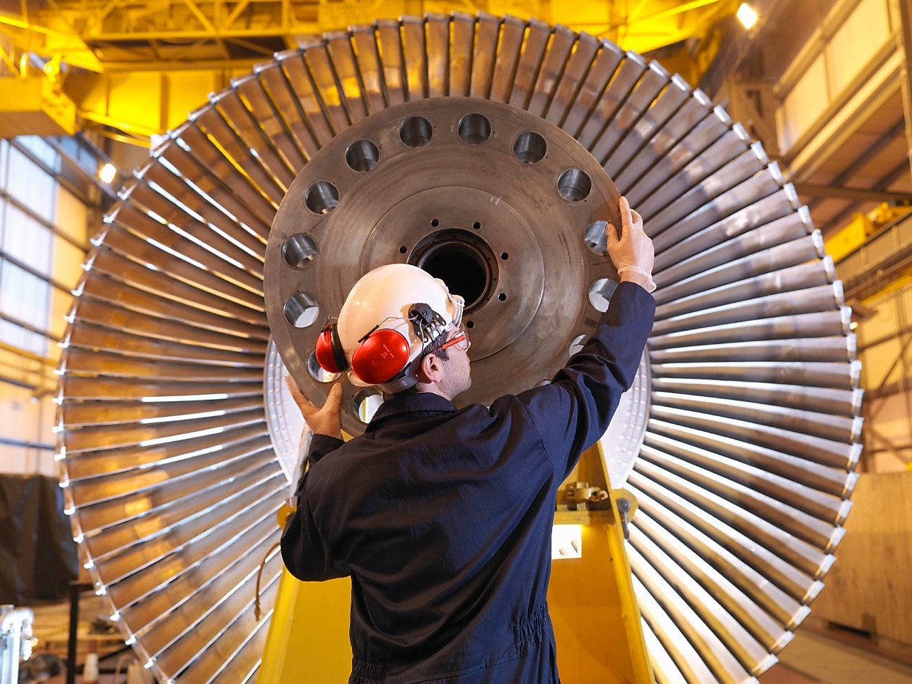 工程师正在检查涡轮机