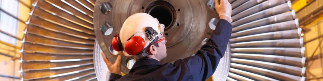 工程师正在检查涡轮机