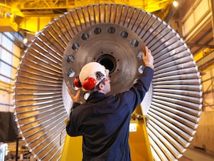工程师正在检查涡轮机
