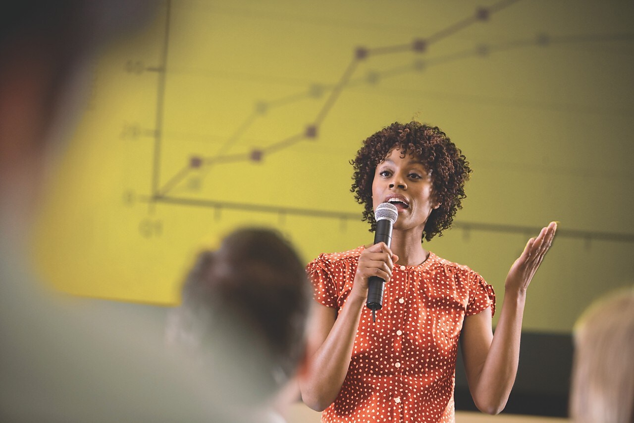 正在主持会议的女士