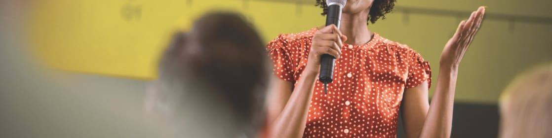 正在主持会议的女士